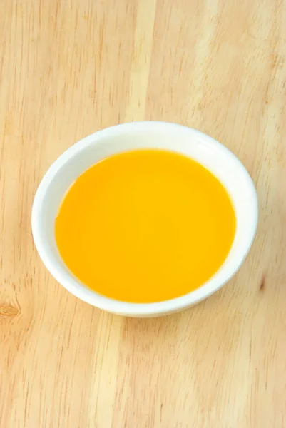 Γκρο Πλαν Νόστιμο Κίτρινο Αυγό Σάλτσα Μπολ Λευκό Ξύλινο Τραπέζι — Φωτογραφία Αρχείου