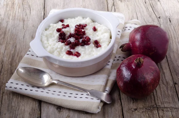 Pudim Arroz Com Sementes Romã Uma Tigela — Fotografia de Stock