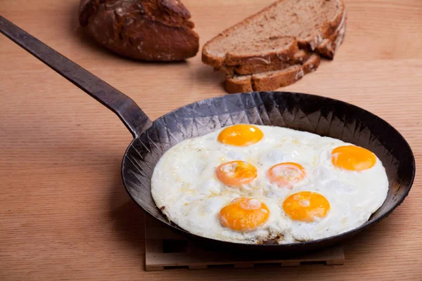 Sechs Eier Auf Eiserner Pfanne — Stockfoto