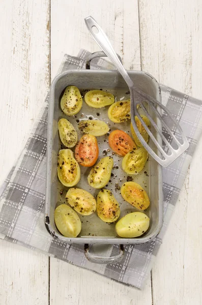 Sartén Del Horno Con Tomates Verdes Rojos Horno Pimienta Negra —  Fotos de Stock