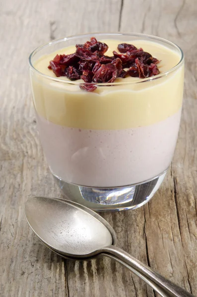 Erdbeermousse Und Vanillepudding Glas Mit Getrockneten Preiselbeeren — Stockfoto