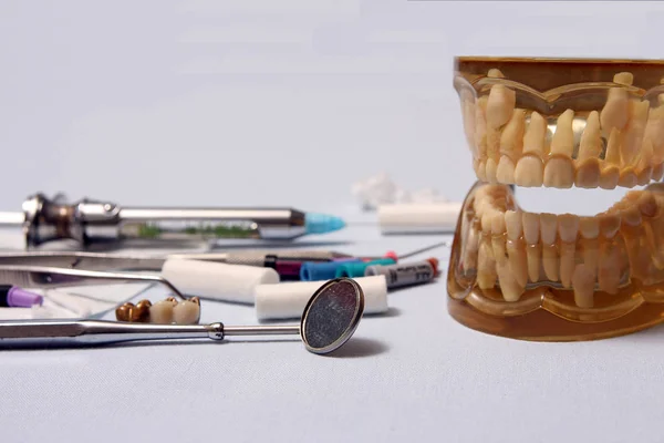 Instrumentos Dentales Aislados Sobre Fondo Blanco Primer Plano —  Fotos de Stock