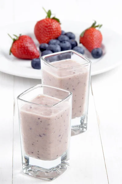 杯中的水果奶昔和草莓蓝莓片 — 图库照片