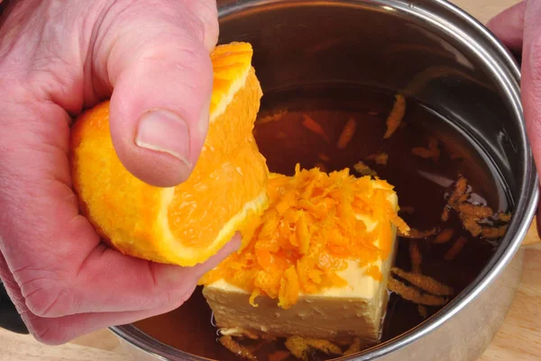 Fotografia Primo Piano Mano Femminile Prepara Torta Con Dolce Arancione — Foto Stock