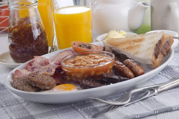 Tradiční Irské Snídaně Slaninou Pudink Klobása Toast Vejce Luštěniny — Stock fotografie