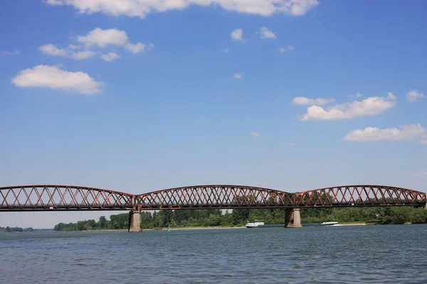 Фото Металевого Моста Річкою Сонячний День — стокове фото