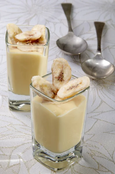Vanillepudding Dessert Mit Getrockneten Bananenscheiben Schnapsglas — Stockfoto
