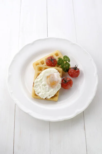 Kartoffelwaffel Mit Spiegelei Gegrillten Tomaten Und Petersilie Auf Weißem Teller — Stockfoto
