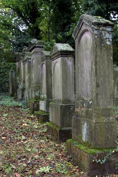 Grave Apedrejado Cemitério Dia Tempo Tiro — Fotografia de Stock