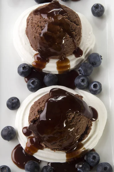 Шоколадное Мороженое Соусом Безе — стоковое фото
