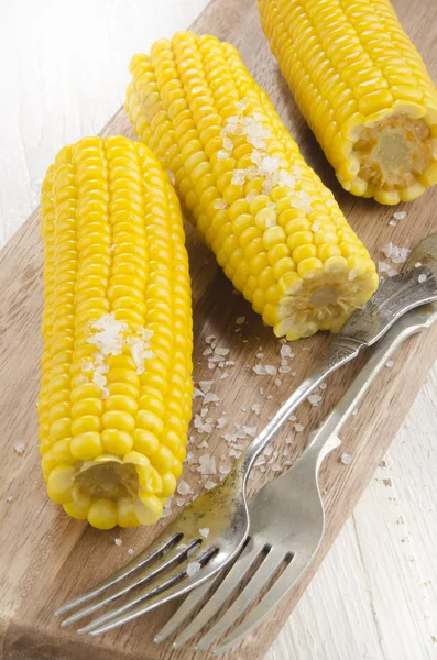 Boiled Corn Cobs Coarse Salt Wooden Board — Stock Photo, Image