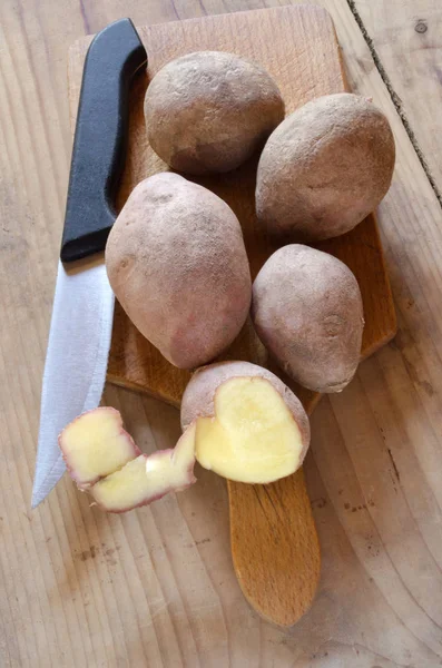 Pelar Patatas Sobre Una Tabla Madera Cuchillo Cocina —  Fotos de Stock
