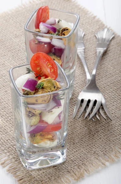 Mediterraner Salat Als Vorspeise Mit Miesmuschel Mozzarella Pflaumentomate Und Lila — Stockfoto