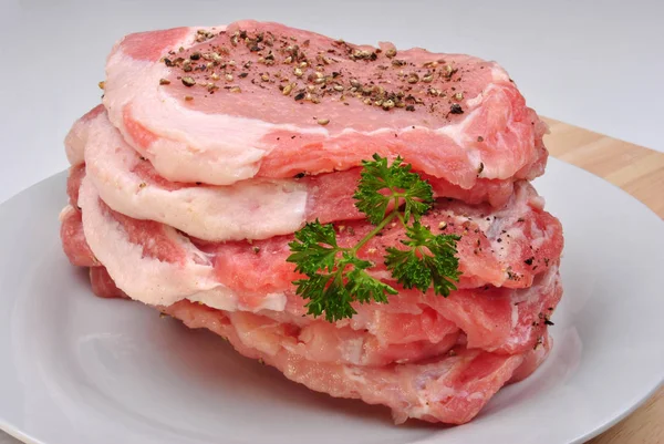 슈니첼을 향신료와 생고기의 클로즈업 — 스톡 사진