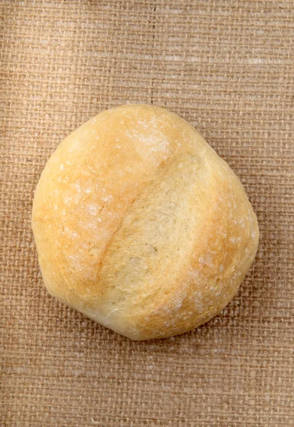 Roti Segar Pada Latar Belakang Burlap Close — Stok Foto