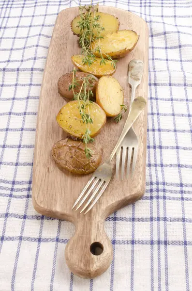Πατάτες Θυμάρι Σανίδα Στο Φούρνο — Φωτογραφία Αρχείου
