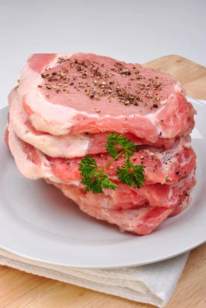 Zbliżenie Surowe Mięso Przyprawami Dla Wiener Schnitzel — Zdjęcie stockowe