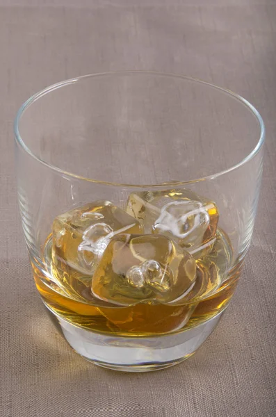 グラスの中の氷とスコッチ ウイスキー — ストック写真