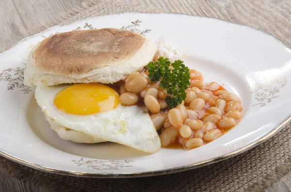 Irisches Frühstück Mit Spiegelei Und Petersilie Mit Gebackenen Bohnen Auf — Stockfoto