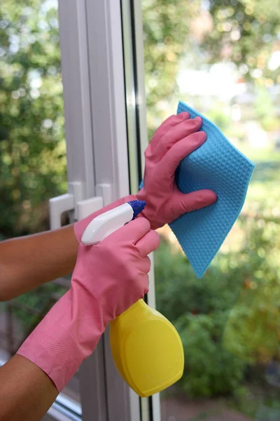 Hände Handschuhen Fenster Putzen Nahaufnahme — Stockfoto