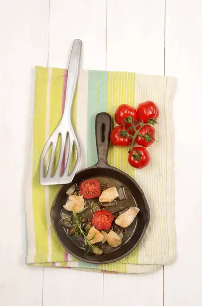 Fried Chicken Fillet Cubes Onion Rings Tomato Rosemary Cast Iron — Stock Photo, Image