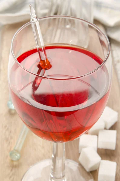 Brinde Vinho Tinto Copo Com Cubos Açúcar Pilão Vidro — Fotografia de Stock