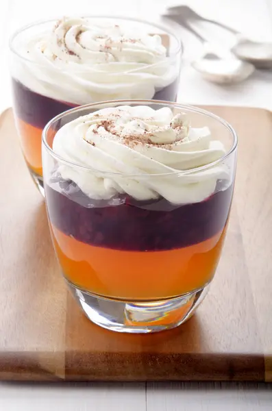 Dessert Mit Orangengelee Fruchtmischung Und Schlagsahne Mit Kakaopulver — Stockfoto