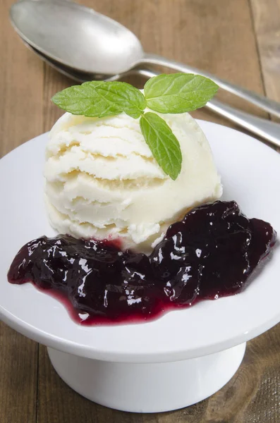Vanilkový Jogurt Zmrzlina Blackberry Želé Mátou — Stock fotografie