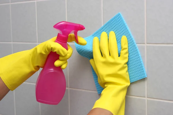 スプレー ボトルを押しながらタイルを洗浄の手袋での手 — ストック写真