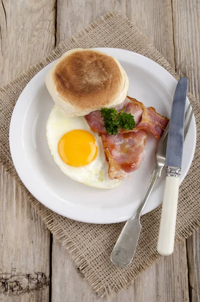 Petit Déjeuner Britannique Muffin Aux Œufs Frits Bacon Grillé Persil — Photo