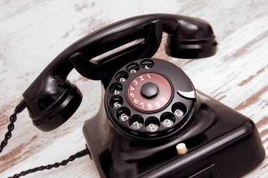 ahşap masa üstünde eski telefon