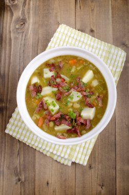 havuç, patates, Füme pastırma ve kereviz bir kasesi ile Alman bezelye çorbası