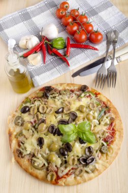 Kıyılmış et ile ev yapımı İtalyan pizza ve siyah ve yeşil zeytin