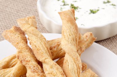 küçük bir kasede sos ile pişmiş breadsticks
