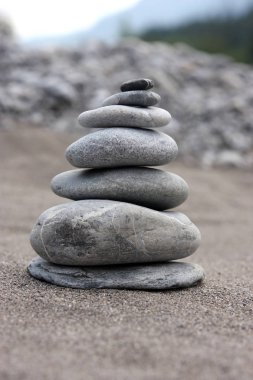 Zen içinde dalgalı taşlar kum, yakın çekim  