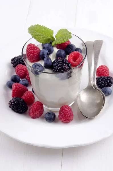 Frischer Hausgemachter Joghurt Mit Blaubeeren Himbeeren Und Brombeeren — Stockfoto