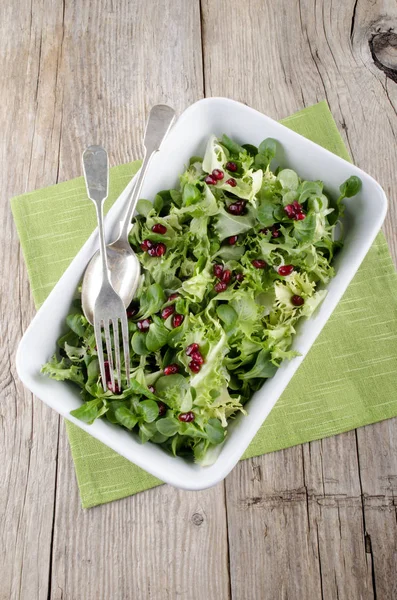 Salada Verde Com Semente Romã Uma Tigela Branca — Fotografia de Stock