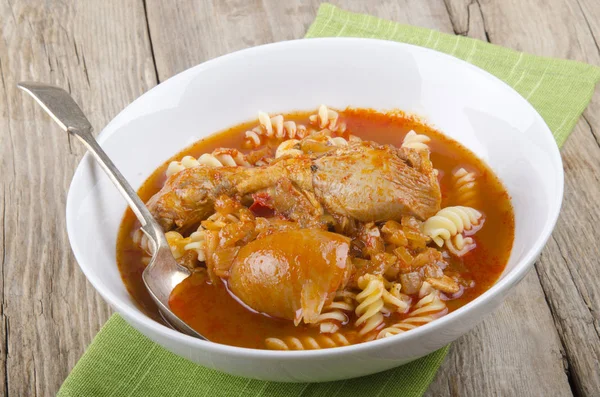 Muslos Pimentón Caliente Con Fideos Cebolla Tazón — Foto de Stock