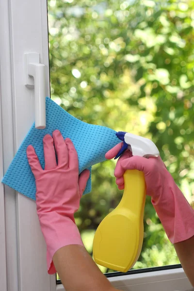 Руки Перчатках Моющее Окно Крупным Планом — стоковое фото