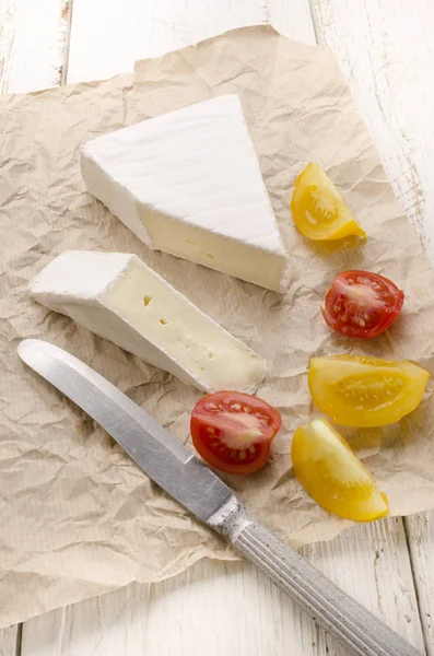 Camembert Com Tomate Amarelo Vermelho Sobre Papel Cozinha Marrom — Fotografia de Stock