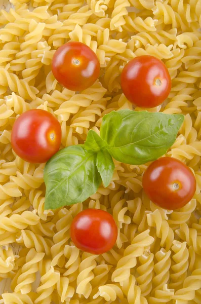 Homemade Noodles Tomatoes Basil Leaves — Stock Photo, Image