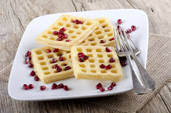 Gofre Casero Con Semillas Granada Plato Blanco — Foto de Stock