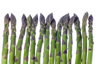 taze çiğ yeşil kuşkonmaz beyaz arka plan üzerinde izole Close-Up