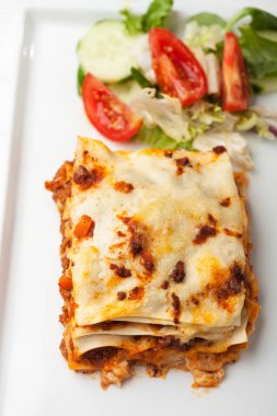 Beyaz tabakta geleneksel lazanya yakın çekim