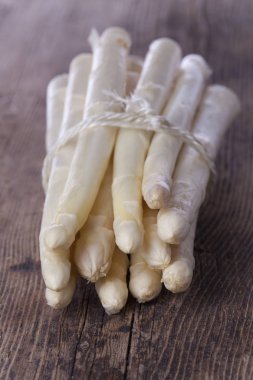 ahşap masa üzerinde taze çiğ beyaz kuşkonmaz Close-Up