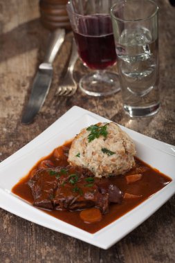 lezzetli güveç ve hamur tatlısı tabakta Close-Up