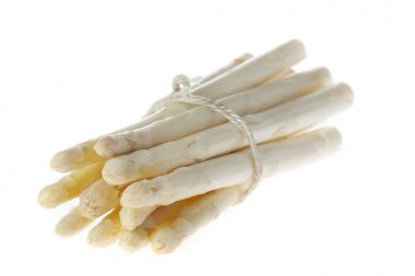 Beyaz arka plan üzerinde izole taze çiğ beyaz kuşkonmaz Close-Up