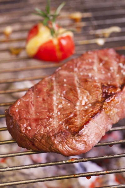 Bbq Steak Met Tomaat Grill Close — Stockfoto