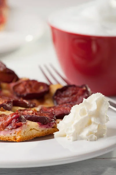 Primer Plano Sabroso Pastel Ciruela Casero Con Crema — Foto de Stock