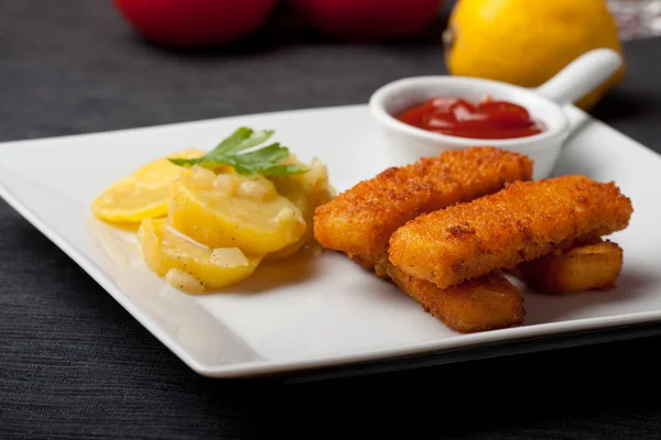 Primer Plano Dedos Pescado Fresco Con Ensalada Verduras Tomates — Foto de Stock